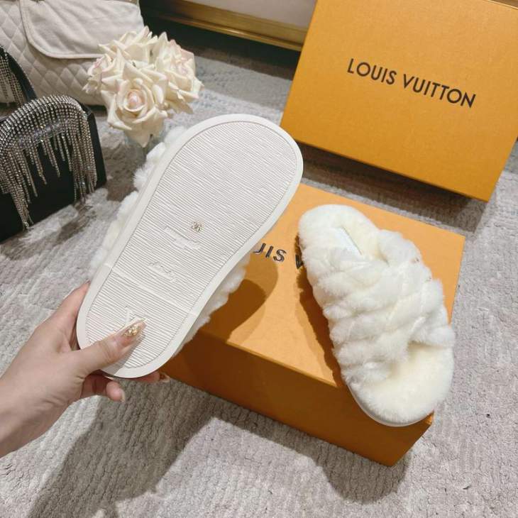 Picture of Louis Vuitton Slippers _SKULVsz35-41mnf0703560